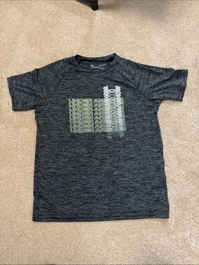 Under Armour Boys' Heather Charcoal Performance Tee with yellow and gray Logo